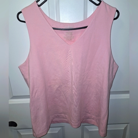 An LL Bean ladies pink sleeveless top in a size XL. Pre-loved and in great shape - Picture 1 of 3